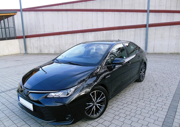 Toyota Corolla cena 76700 przebieg: 83000, rok produkcji 2019 z Chełmża małe 301